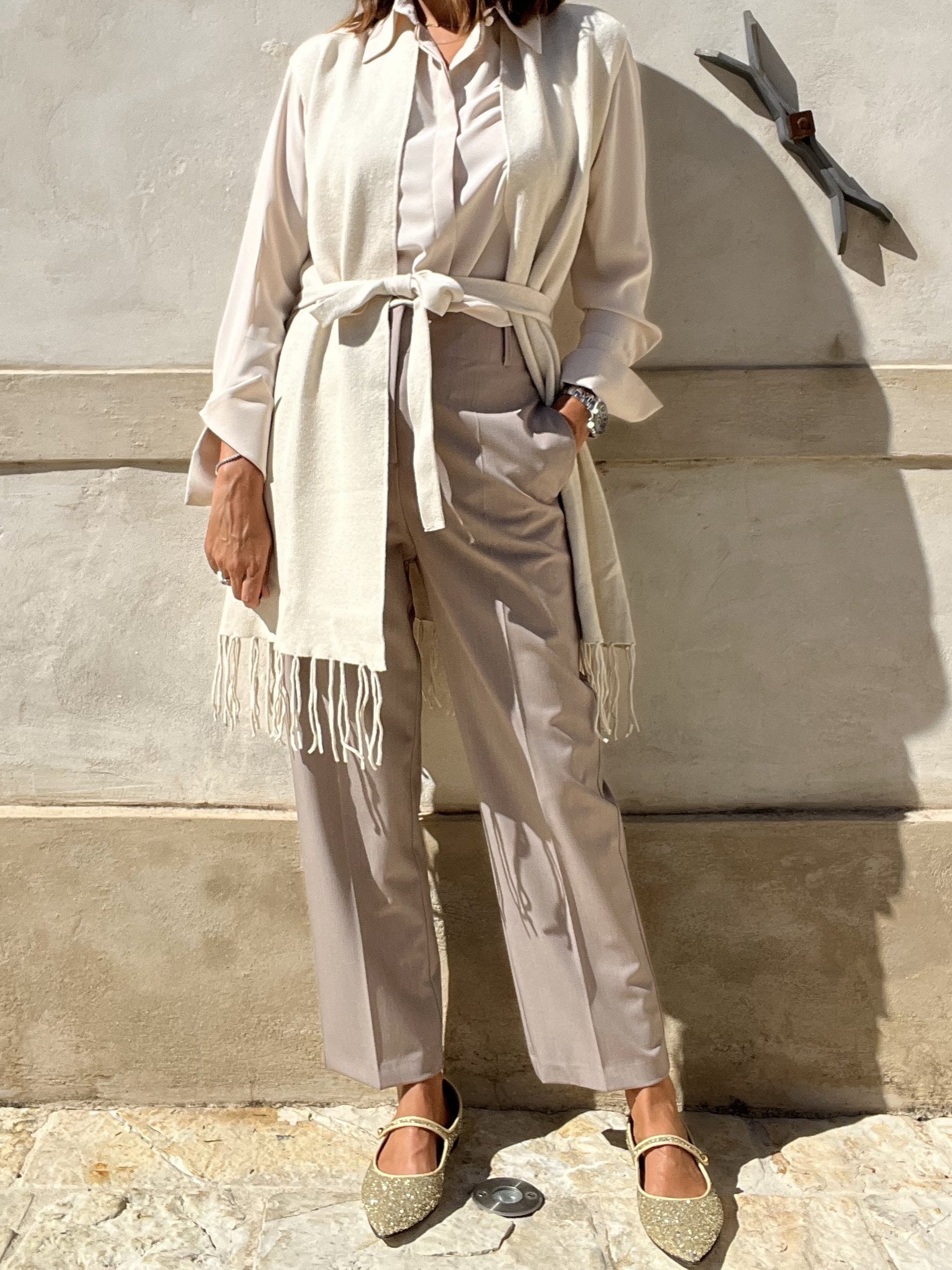 GILET SMANICATO CON FRANGE