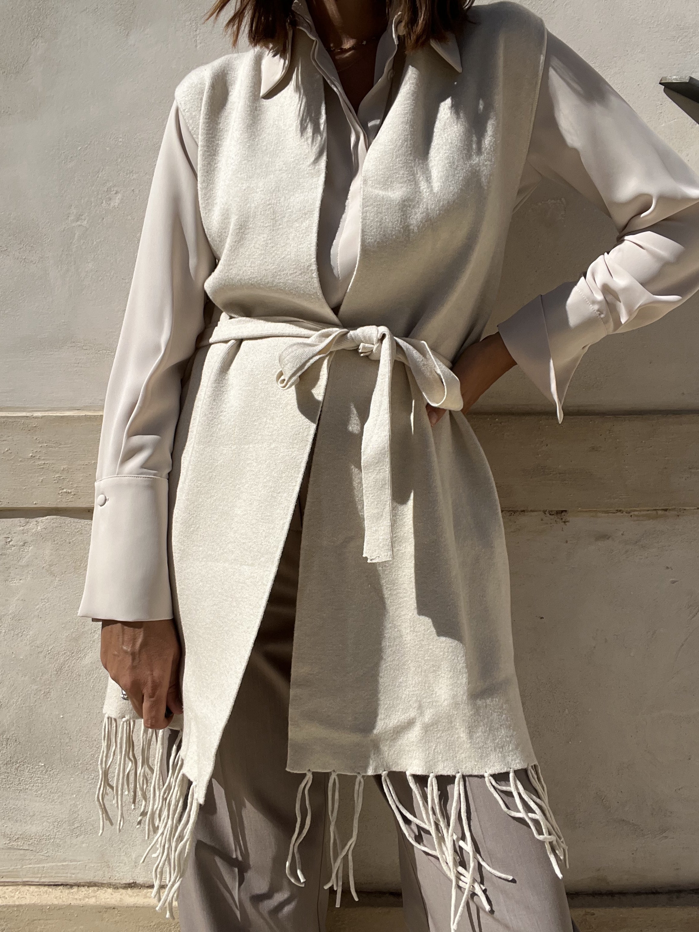 GILET SMANICATO CON FRANGE