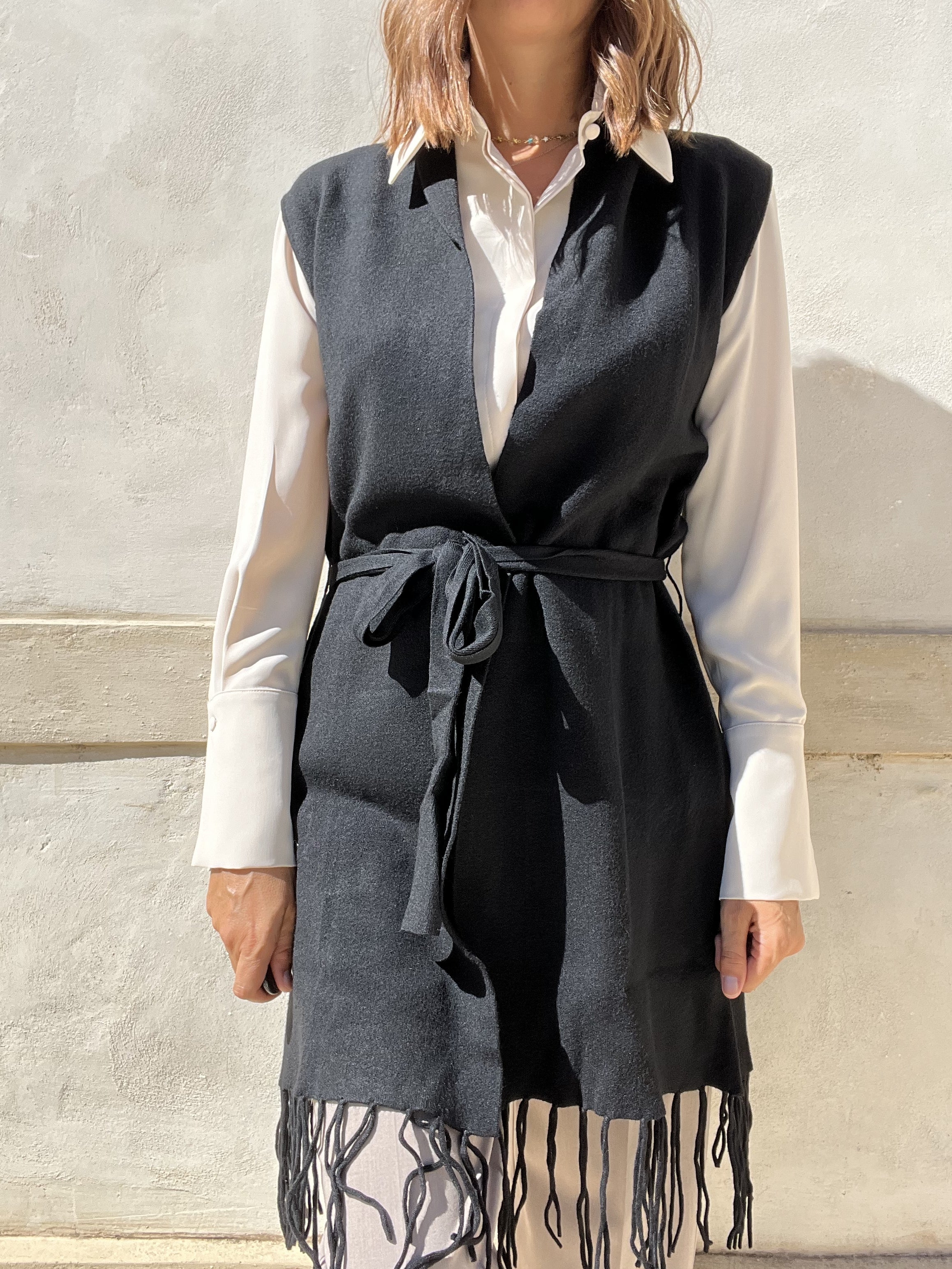 GILET SMANICATO CON FRANGE