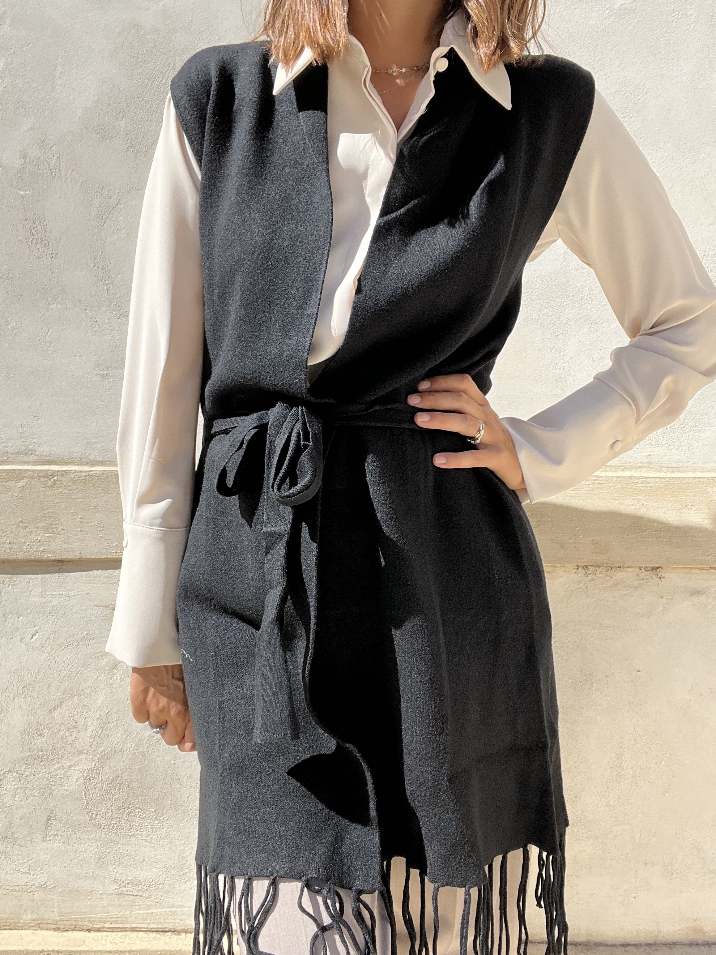 GILET SMANICATO CON FRANGE