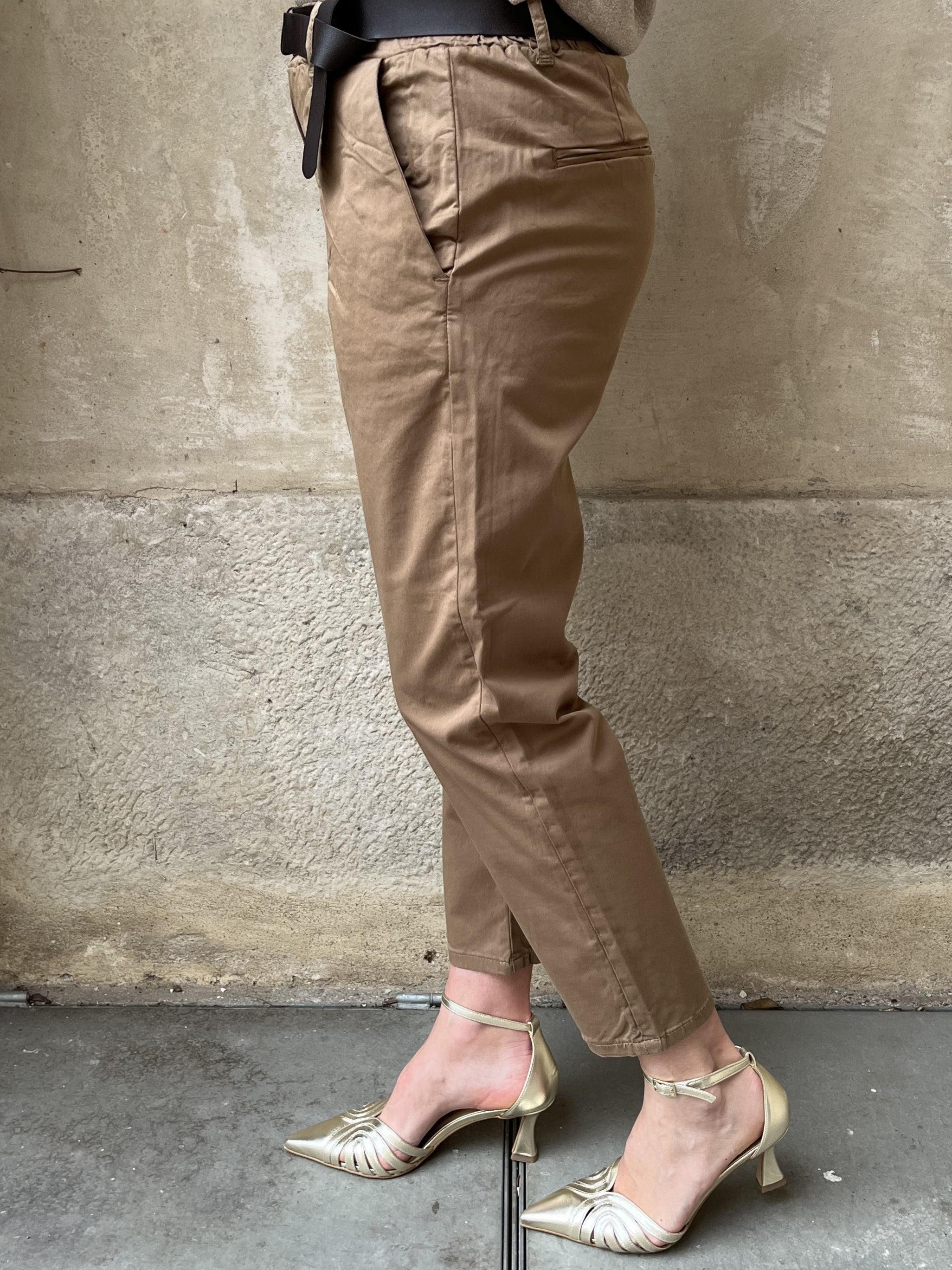 PANTALONE CARROT CON ELASTICO IN VITA
