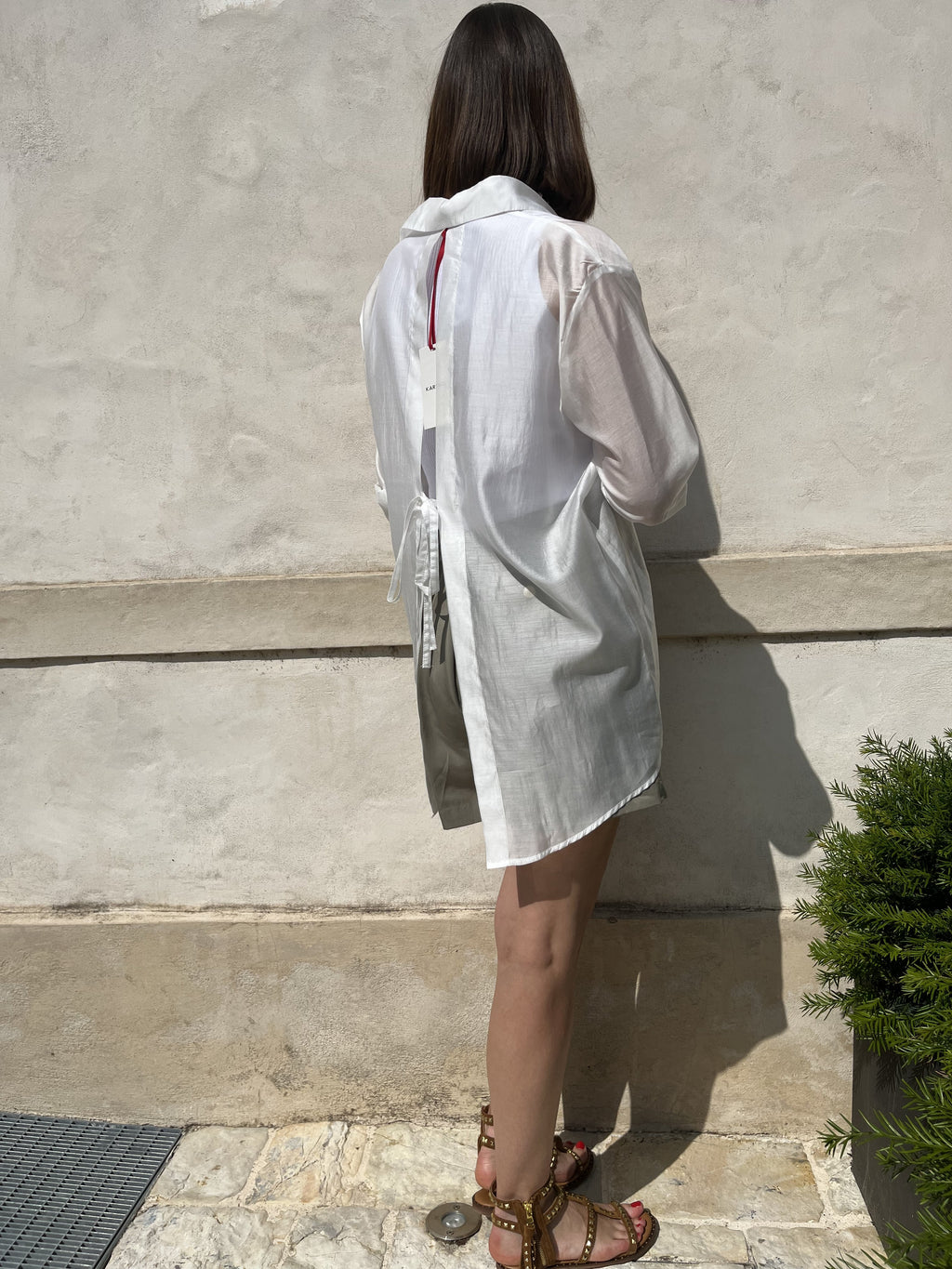 CAMICIA CON APERTURA DIETRO