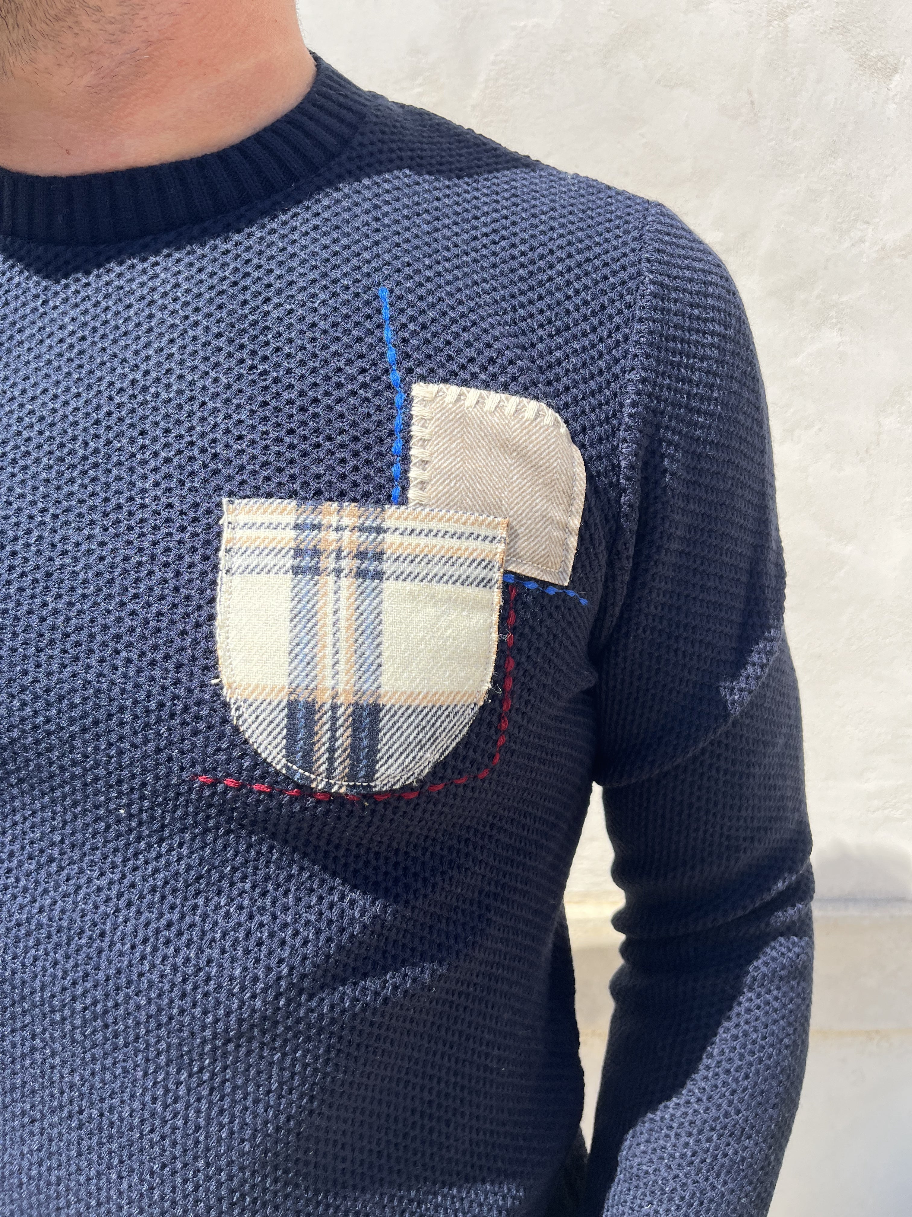 MAGLIONE BLU OCCHIO DI PERNICE TASCHINO PATCH