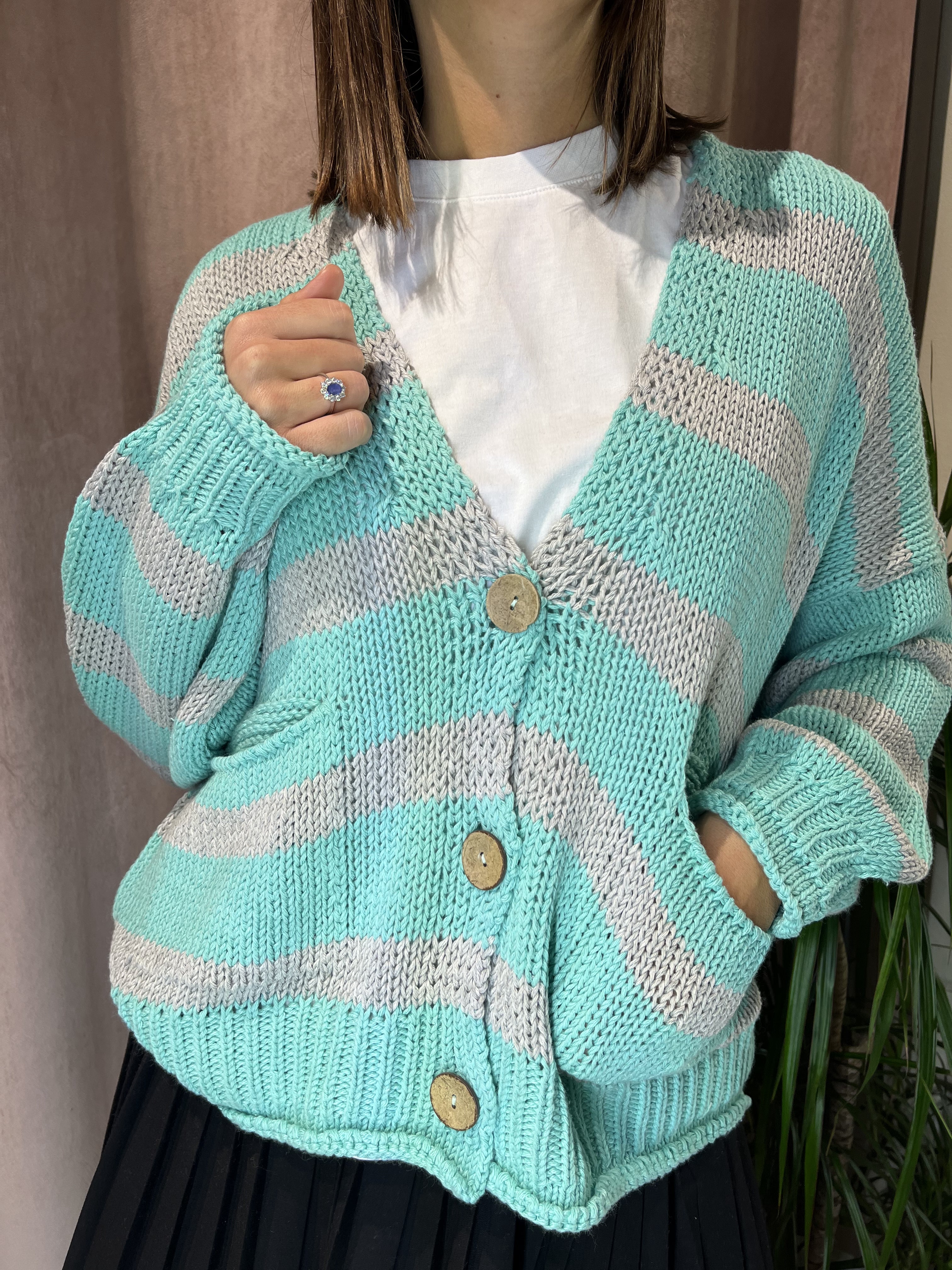 CARDIGAN OVER A RIGHE
