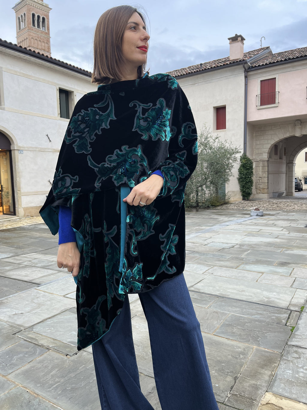 MANTELLA REVERSIBILE NERO E OTTANIO