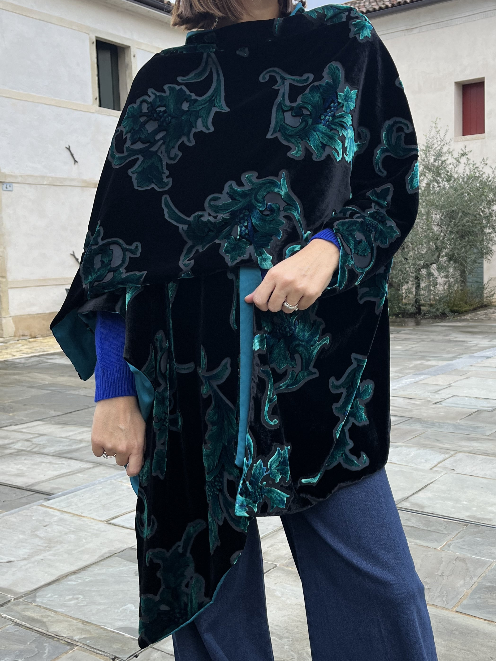 MANTELLA REVERSIBILE NERO E OTTANIO